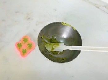 step5: 白色內餡加入少許開心果醬攪勻..填入葉子模貝內..放入冰格雪硬..