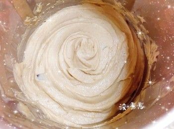 step4: 1. 再逐少加入鮮奶（需分次加入，調整濃稠度），將轉速調至"Lo"拌勻，再慢慢加速至"4"，打成栗子茸（約5-10分鐘），待涼