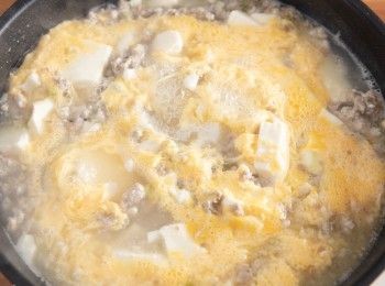 step4: 稍微煨煮一下後，加入蛋液煮熟。