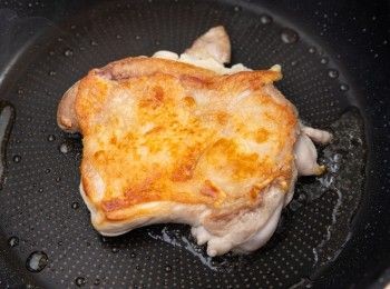 step1: 首先將雞腿排帶皮的那面下鍋，煎至兩面金黃焦脆後，取出切塊備用。