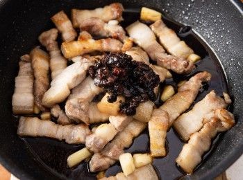 step3: 加入所有的調味料炒香。