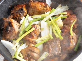 step4: 放入洋蔥、蔥段炒到斷生並讓醬汁稍微收汁。