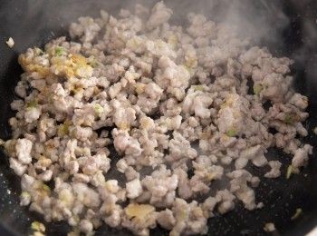 step1: 首先熱油鍋，將蔥、薑、蒜末下鍋爆香後加入豬絞肉炒熟