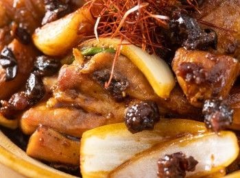 step6: 豆豉雞是一道運用豆豉鹹香風味烹調的家常菜，做法簡單，能品嚐到雞肉的鮮嫩與豆豉的獨特香氣，是很適合搭配白飯的料理喔。