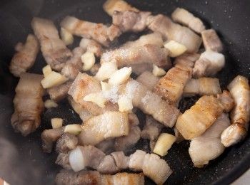 step2: 接著加入蒜末、砂糖拌炒。