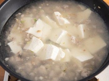 step3: 加入高湯、胡椒粉煮滾。