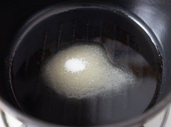 step1: 首先將砂糖下鍋炒出糖色後小心地加入醬油與雞翅拌炒。(大約是紅茶的棗紅色)