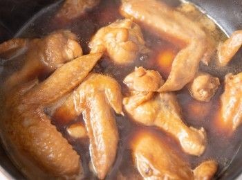 step3: 接著關火，上蓋，泡約30分鐘，吃之前為了加強花雕酒的香氣，可以再淋上少許的花雕酒就完成了喔。