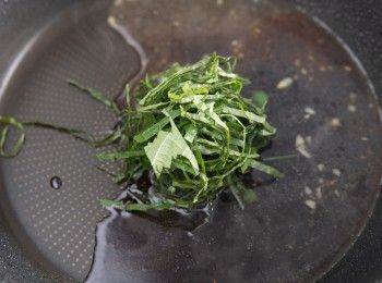 step2: 同一油鍋，將醬汁的<span class="group_1">食材</span>下鍋，稍微煮滾後，加入一半的芝麻葉。