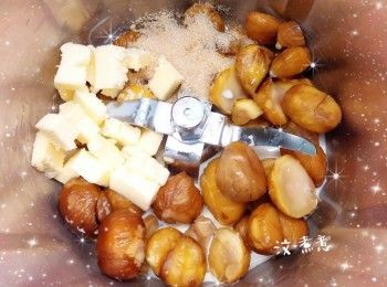 step3: 1. 然後將栗子、糖、牛油（需趁熱）和淡忌廉放入已裝好攪拌刀的多功能料理機