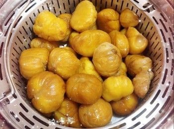 step2: 1. 將適量的水加入已裝好攪拌杯的多功能料理機，放入蒸籃 2. 將溫度調至"120°"和時間調至"45-60"分鐘，蒸至栗子熟透和軟身（可以筷子輕易刺進栗子的中心點，栗子會容易散開便成）