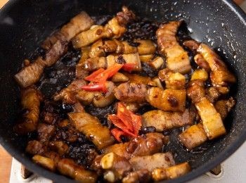 step4: 起鍋前再依照喜好放入辣椒、青蔥就完成了。