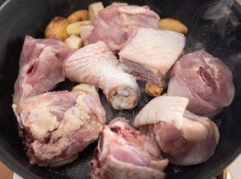 step2: 接著放入雞肉、砂糖拌炒。