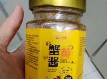 step2: 拌入己拆好的花蟹肉拌勻便可最后混入一小茶匙的蟹羔醬便可享用