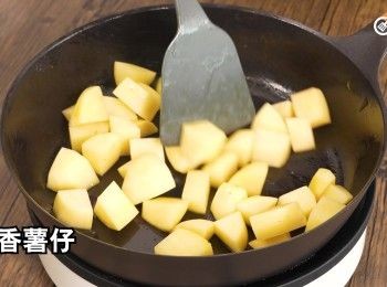 step17: 爆香薯仔塊，盛起備用