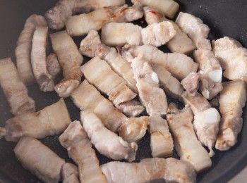 step1: 首先將豬五花肉下鍋煸炒出油脂，並炒到豬肉焦黃。(如果鍋內油脂太多可以倒出來另做它用。)