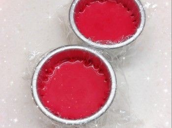 step4: <span class="group_3">芝士流心餡</span>： 1. 將淡忌廉和鮮奶加熱（可用微波爐加熱），加入煉奶，攪拌至煉奶完全溶解，備用 2. 將忌廉芝士（忌廉芝士先放室溫軟化）攪拌成幼滑忌廉狀 3. 再加入忌廉鮮奶（分4-5次，每次加入忌廉鮮奶後，必需攪拌至完全混合，才可再次加入忌廉鮮奶；否則忌廉芝士容易起顆粒）攪拌至混合均勻（呈現順滑光澤的狀態；如有少許顆粒，可將流心餡過箍） 4. 最後，加入適量的紅色食用色素調成紅色 5. 然後倒入模具中（先舖上保鮮紙；模具需比蛋糕模小1.5倍），放進冰格冷凍，備用