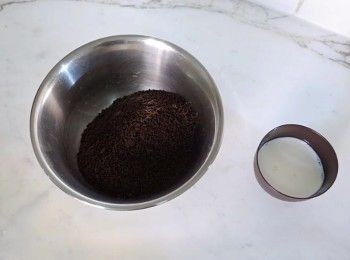 step3: Oreo 餅碎逐少加入牛奶搓勻..搓成餅團..放入食物袋..
將Oreo餅皮擀平...放上芝士餡鋪平捲上.. 放入雪櫃備用..