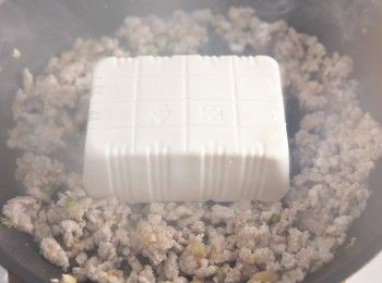 step2: 加入豆腐，隨意地將豆腐切碎。