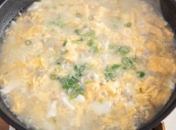 step5: 起鍋前加入蔥花，芡水勾芡就完成了。