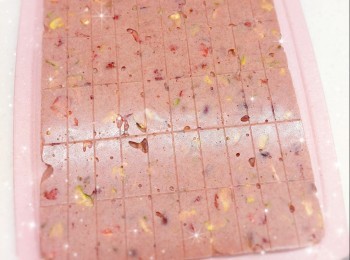 step9: 1. 然後，將鳥結糖從模具取出，切件，即成（從雪櫃取出於室溫放置一會，待其回溫後較易切開）