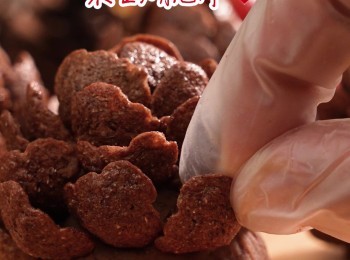 step6: 由上而下插入朱古力脆片🍪，層層疊疊即刻有型