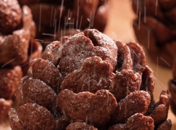 step7: 最後灑上糖霜❄️，再伴以士多啤梨🍓點綴即完成！