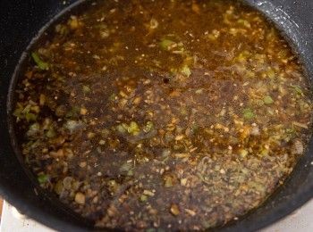 step3: 加入所有的調味料一起煮滾後，加入鯖魚收汁就完成了。