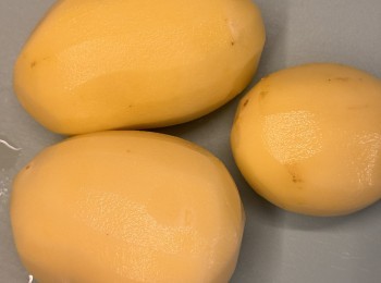 step2: 薯仔去皮切片。薯仔、腸仔、雞蛋蒸熟