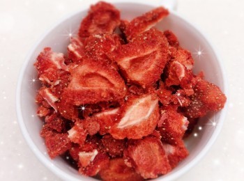 step2: 1. 先將凍乾士多啤梨切成小塊（一開二／四／六；視乎士多啤梨的大小而定），備用