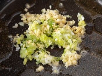 step2: 同一油鍋，將蔥、薑、蒜末下鍋炒香。
