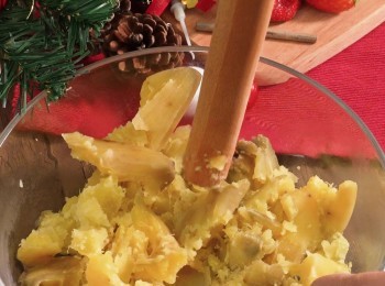 step1: 將番薯蒸至軟腍，趁熱壓成幼滑番薯蓉