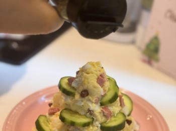 step7: 小青瓜片插入薯蓉之中作裝飾，再錯落加上腸仔粒和提子乾點綴，再灑上少少香草