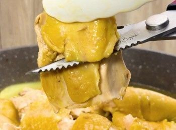 step7: 煮滾後將雞剪開即可食用