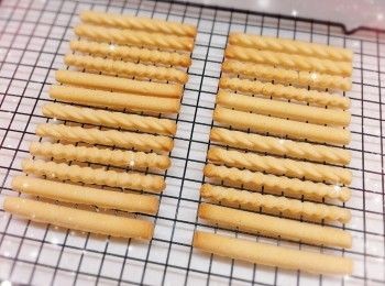 step5: 1. 待放涼一會後，脫模（出爐後，必需放涼一會才可脫模，否則容易令曲奇碎裂）