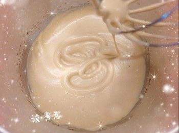 step5: 1. 預熱10分鐘（160°），放下層，先焗20-25分鐘，然後再焗2分鐘（230°；必需調高溫度至上色均勻，否則放涼後，蛋糕表面會濕黏；如蛋糕上色已足夠，可省略此步驟；用手指輕輕按壓蛋糕中央，具有彈性，即可） 2. 完成後，先將蛋糕模在已墊枱布的桌面上（距離桌面大概10 cm）輕摔兩下（使熱氣散走，防回縮），然後馬上倒扣放在物件上（如不倒扣會回縮，中間一定會凹下去，無法撐起，倒扣是利用地心吸力的幫助，維持整個蛋糕該有的高度和形狀）