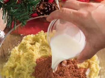 step2: 加入適量可可粉＋牛奶🥛