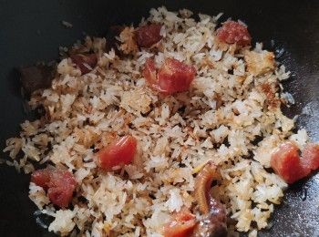 step2: 先用要飯煲煲熟成熱白飯備用（水跟米的比例1：1)