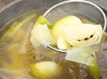 step4: 煮好後將雞取出，撈走材料，只留<span class="group_1">雞湯</span>