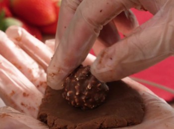 step4: 取適量番薯蓉，包住一粒金莎朱古力🍬