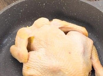 step2: 雞洗淨，在雞背剪開壓平，切走屁股、脂肪及多餘雞皮