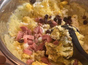 step5: 將一半腸仔粒、一半提子乾、沙律醬、鹽及香草加入薯仔蓉攪勻