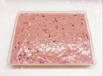 step7: 1. 將鳥結糖漿倒在模具上，攤平壓實至適當的厚度 2. 放進雪櫃冷藏至少2小時