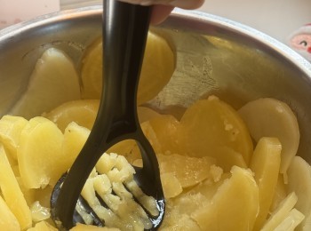 step3: 薯仔壓成蓉