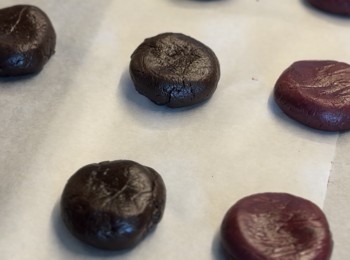 step5: 放在焗盤上，輕輕壓扁