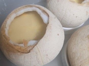 step1: 先劈開個椰皇取出揶皇水（椰子殼留用蓋也須留用）