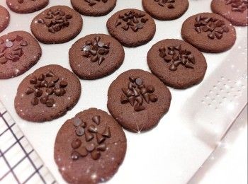 step6: 1. 預熱5分鐘（160°），放中層，焗約30-35分鐘（時間視乎厚薄而定） 2. 然後再焗1-2分鐘（220°）至表面金黃（調高溫度上色） 3. 最後用餘溫再焗3-5分鐘（餘溫可令曲奇更上色和脆口），放涼，即可