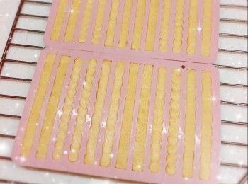 step3: 1. 預熱5分鐘（160°），放中層，焗約20-25分鐘（時間視乎厚薄而定） 2. 然後再焗1-2分鐘（220°）至表面金黃（調高溫度上色） 3. 最後用餘溫再焗3-5分鐘（餘溫可令曲奇更上色和脆口）