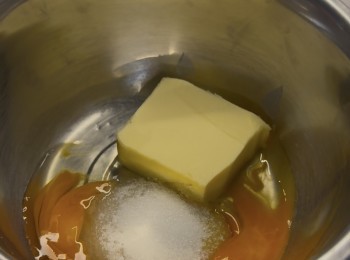 step1: 將蛋、室溫放軟的黃油、糖攪拌均勻