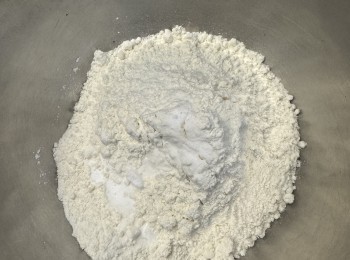 step2: 低筋麵粉、泡打粉攪拌均勻
將（2）粉加入（1）攪拌均勻後分成三份